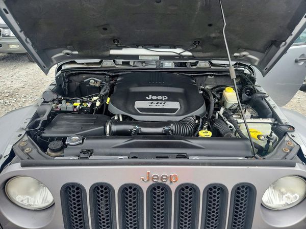 2013 JEEP WRANGLER Sahara — Engine bay