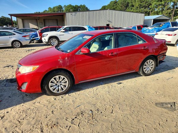 2014 TOYOTA CAMRY — Front 3/4