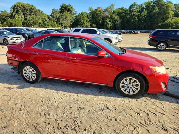 2014 TOYOTA CAMRY — Passenger 3/4