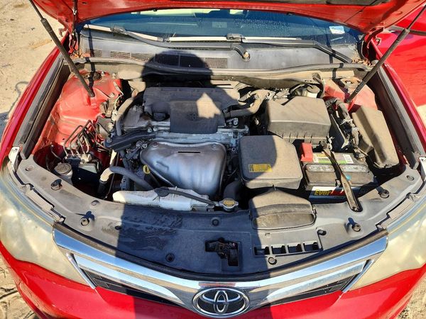 2014 TOYOTA CAMRY — Engine bay