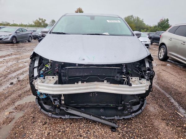 2018 CHRYSLER PACIFICA — Passenger 3/4