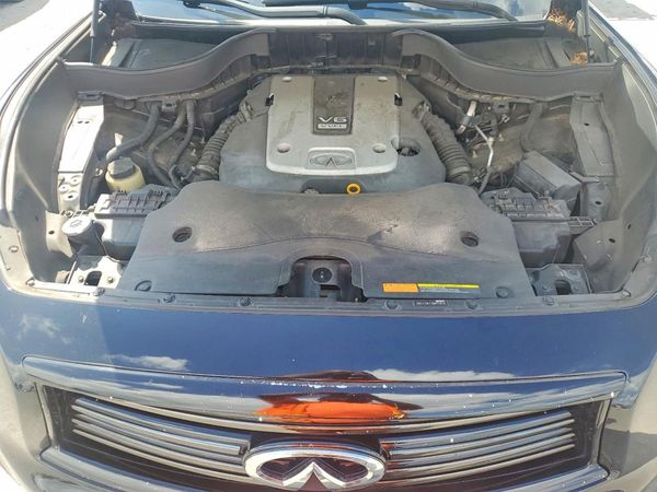2016 INFINITI QX70 — Engine bay