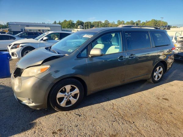 2012 TOYOTA SIENNA