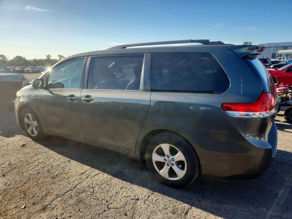 2012 TOYOTA SIENNA