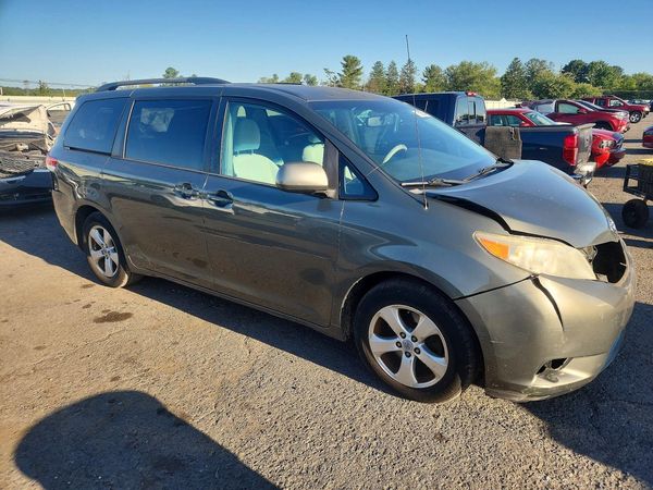 2012 TOYOTA SIENNA