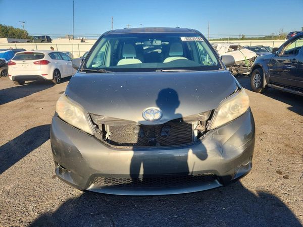 2012 TOYOTA SIENNA