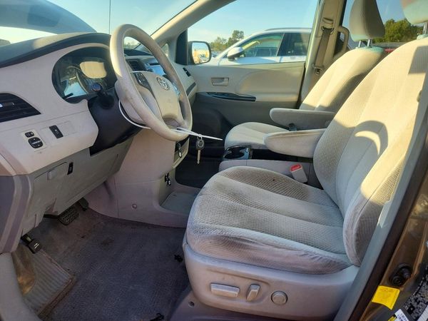 2012 TOYOTA SIENNA