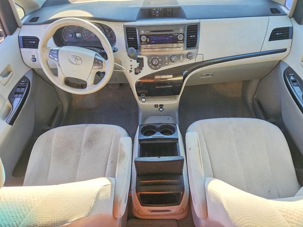 2012 TOYOTA SIENNA