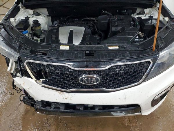 2013 KIA SORENTO — Engine bay