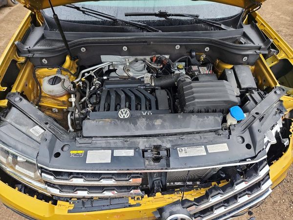 2018 VOLKSWAGEN ATLAS 4Motion SE — Engine bay