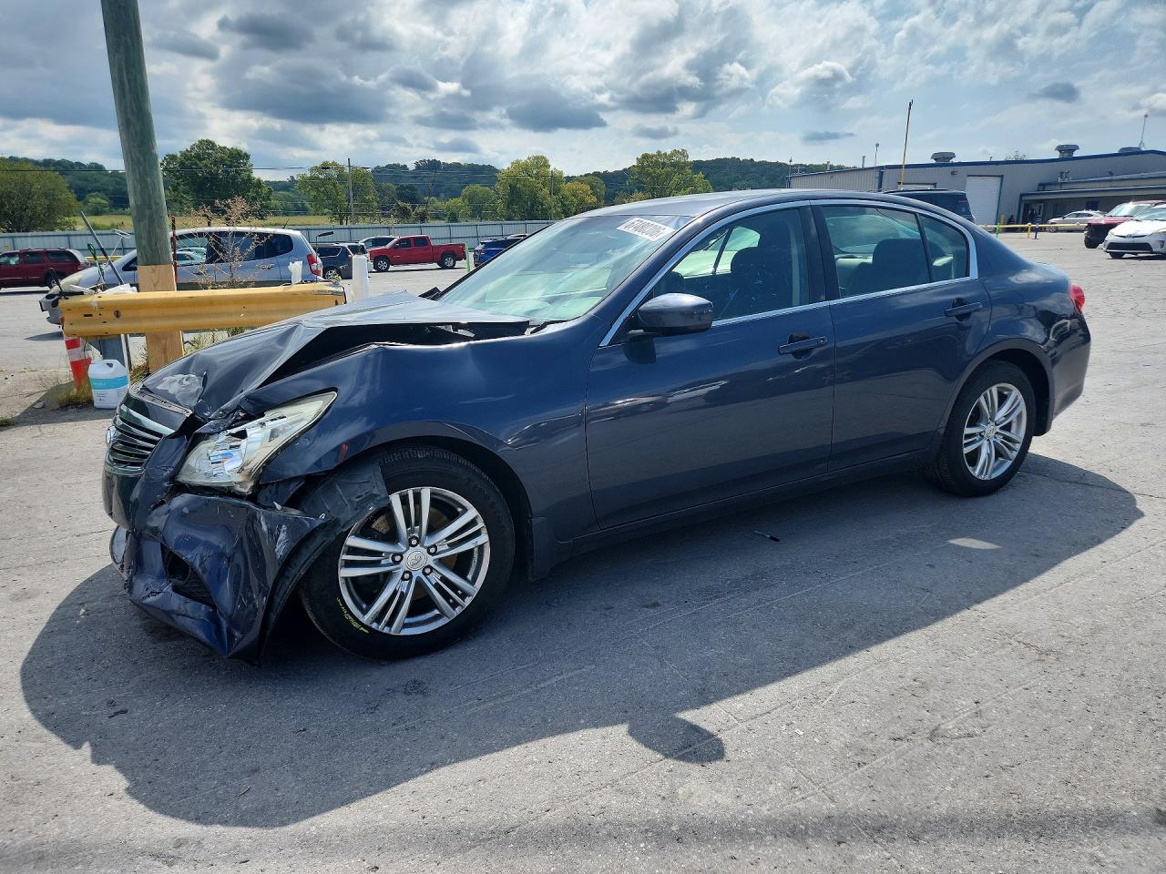 2013 INFINITI G37 — Front 3/4