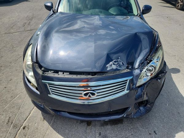 2013 INFINITI G37 — Engine bay