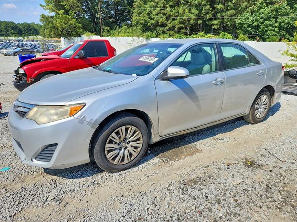 2014 TOYOTA CAMRY — Front 3/4