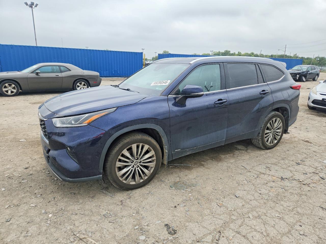 2022 TOYOTA HIGHLANDER Platinum — Front 3/4