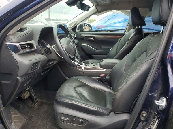 2022 TOYOTA HIGHLANDER Platinum — DENT