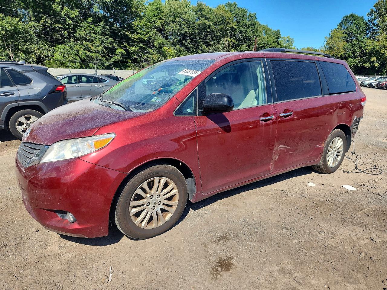 2012 TOYOTA SIENNA — Front 3/4