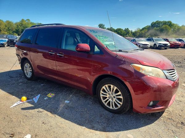 2012 TOYOTA SIENNA — Passenger 3/4