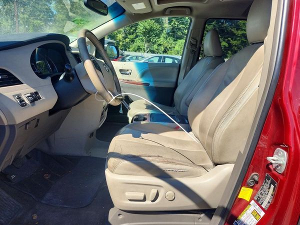 2012 TOYOTA SIENNA — DENT