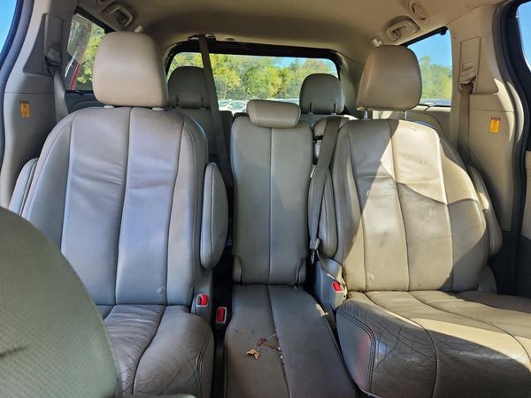 2012 TOYOTA SIENNA — SUVN