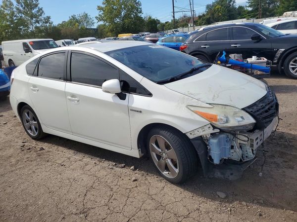 2015 TOYOTA PRIUS — Passenger 3/4