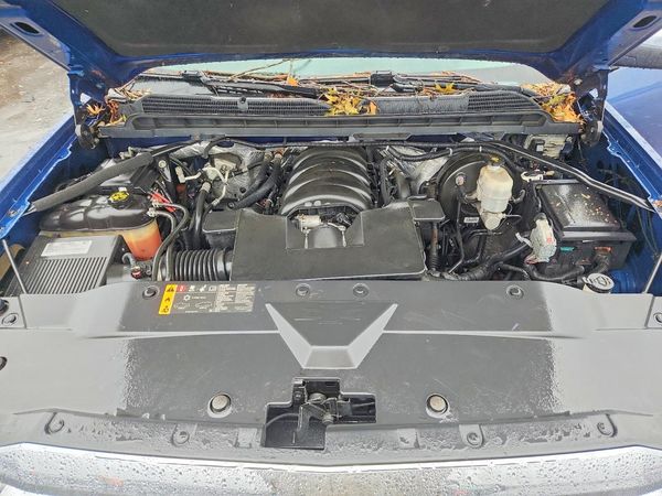 2017 CHEVROLET SILVERADO High Country — Engine bay