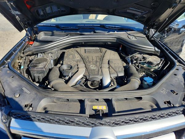 2013 MERCEDES-BENZ GL — Engine bay