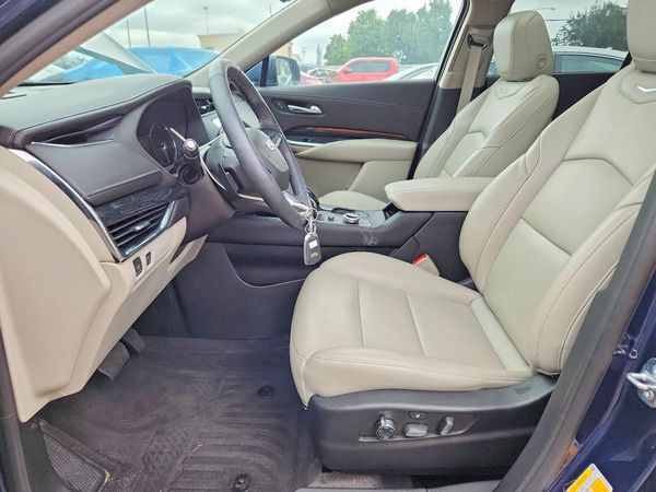 2022 CADILLAC XT4 Premium Luxury — DENT