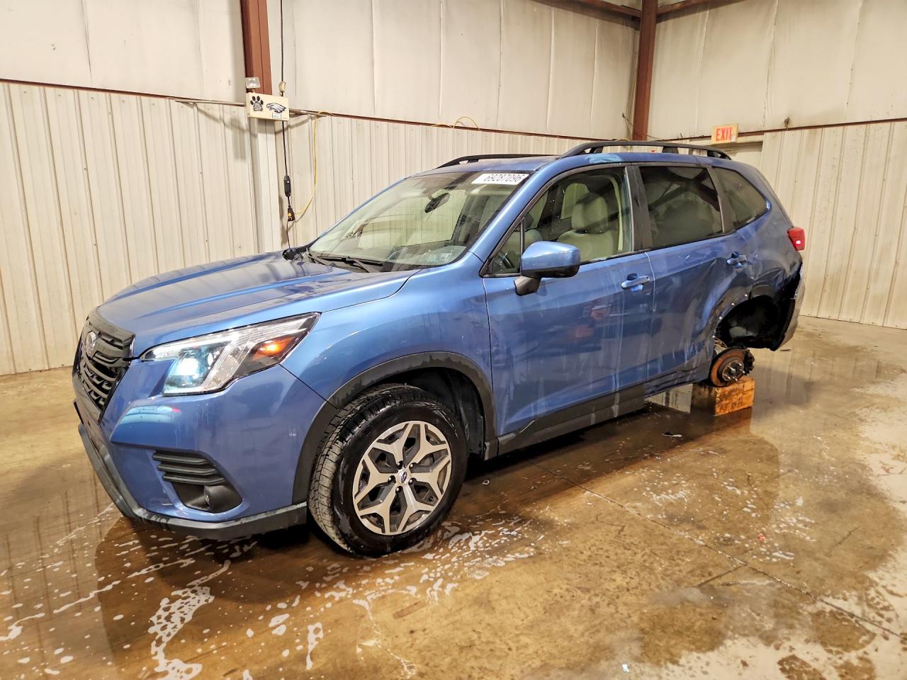 2022 SUBARU FORESTER Premium — Front 3/4