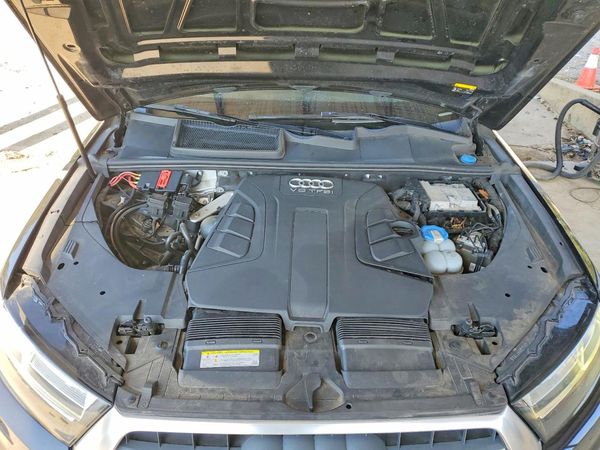 2017 AUDI Q7 — Engine bay