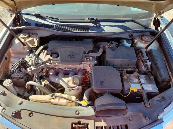 2012 TOYOTA CAMRY — Engine bay