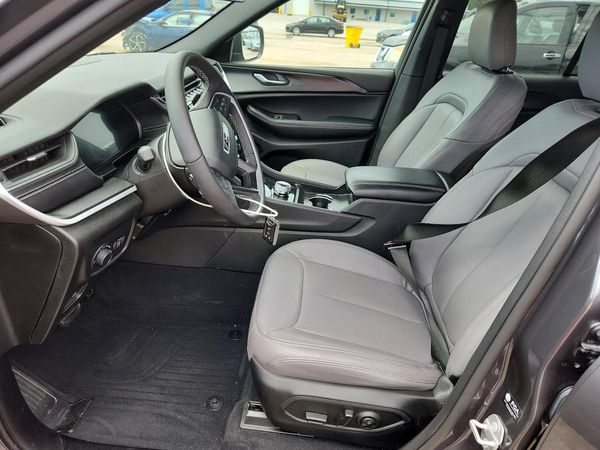 2025 JEEP GRAND CHEROKEE — DENT