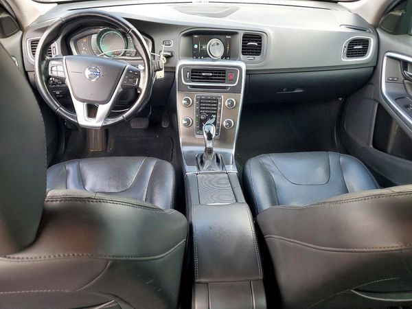 2015 VOLVO V60 Premier (non R design)