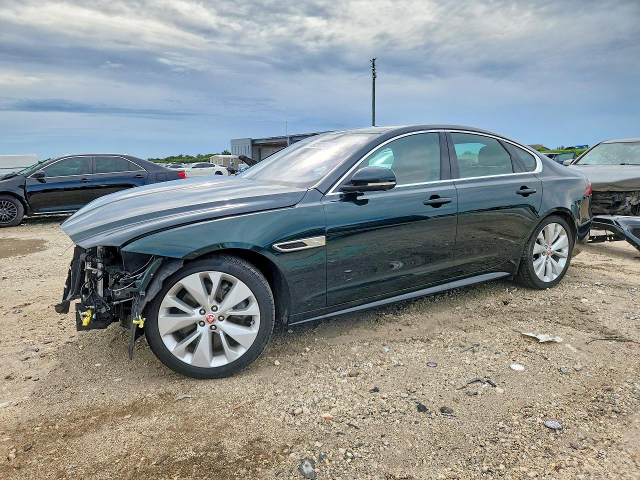 2021 JAGUAR XF R-Dynamic SE — Front 3/4