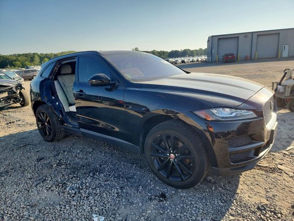 2017 JAGUAR F-PACE — Passenger 3/4