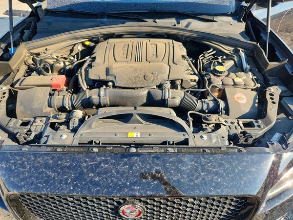 2017 JAGUAR F-PACE — Engine bay