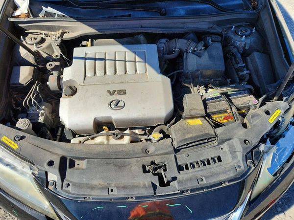 2013 LEXUS ES 350 — Engine bay