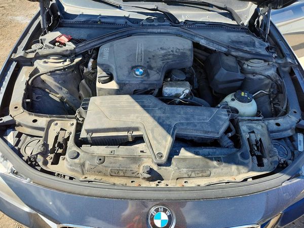 2015 BMW 3 SERIES xDrive — Engine bay