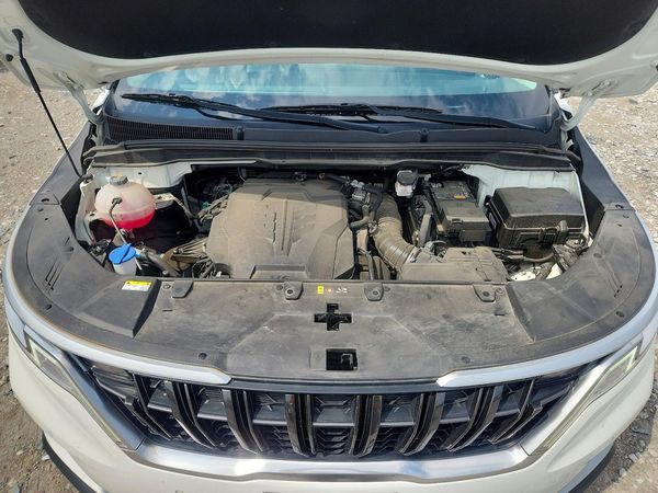 2023 KIA CARNIVAL — Engine bay