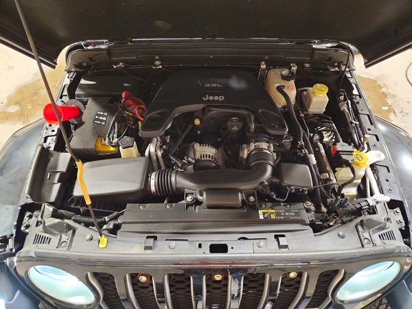 2020 JEEP GLADIATOR — Engine bay