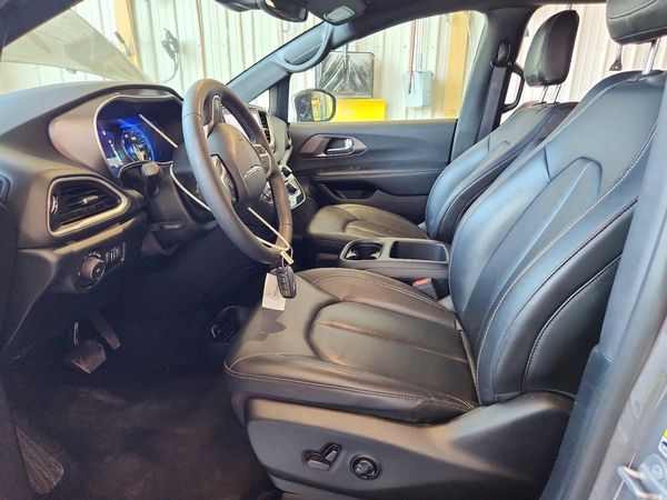 2025 CHRYSLER PACIFICA Select — DENT