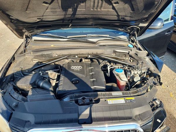 2014 AUDI Q5 Premium Plus — Engine bay