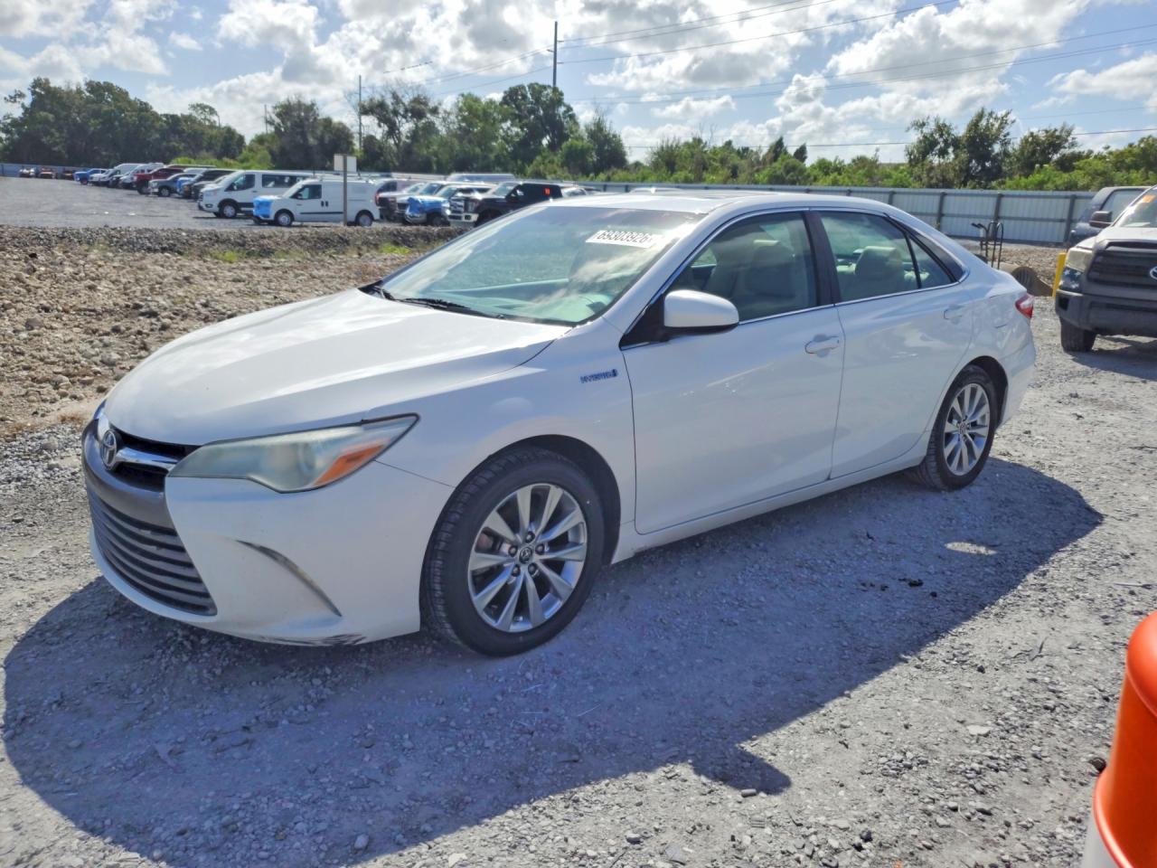 2015 TOYOTA CAMRY Hybrid — Front 3/4