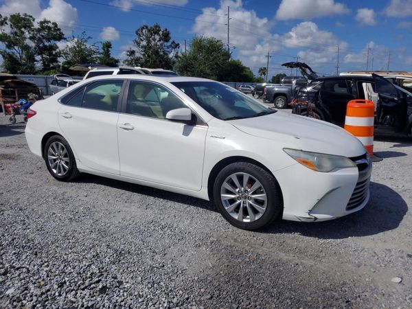 2015 TOYOTA CAMRY Hybrid — Passenger 3/4