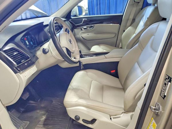2017 VOLVO XC90 Momentum — DENT