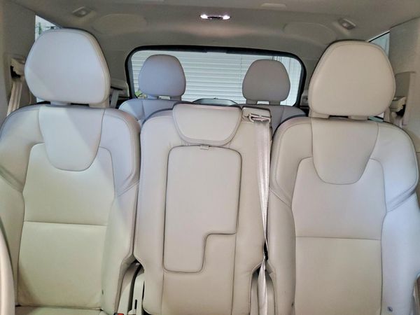 2017 VOLVO XC90 Momentum — SUVN