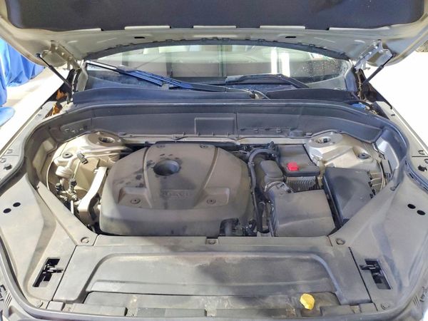 2017 VOLVO XC90 Momentum — Engine bay