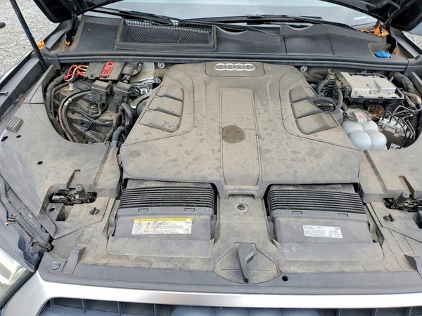 2019 AUDI Q7 — Engine bay