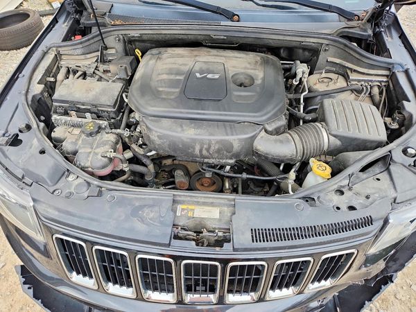 2016 JEEP GRAND CHEROKEE — Engine bay