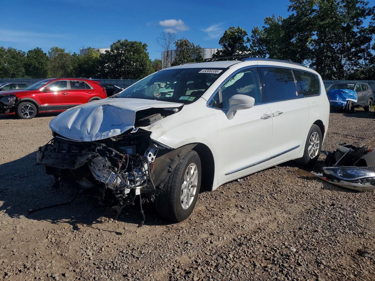 2020 CHRYSLER PACIFICA Touring L — Front 3/4
