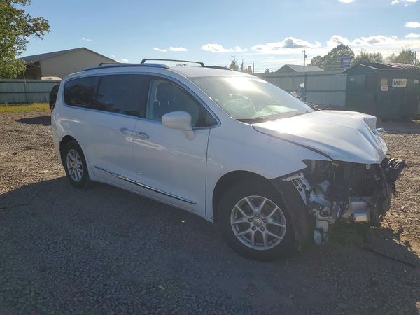 2020 CHRYSLER PACIFICA Touring L — Passenger 3/4